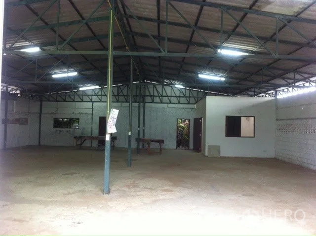 Warehouse for rent in Lam Luk Ka, Pathum Thani - Wide storage floor of the warehouse with fluorescent lighting, internal office and steel column supports.