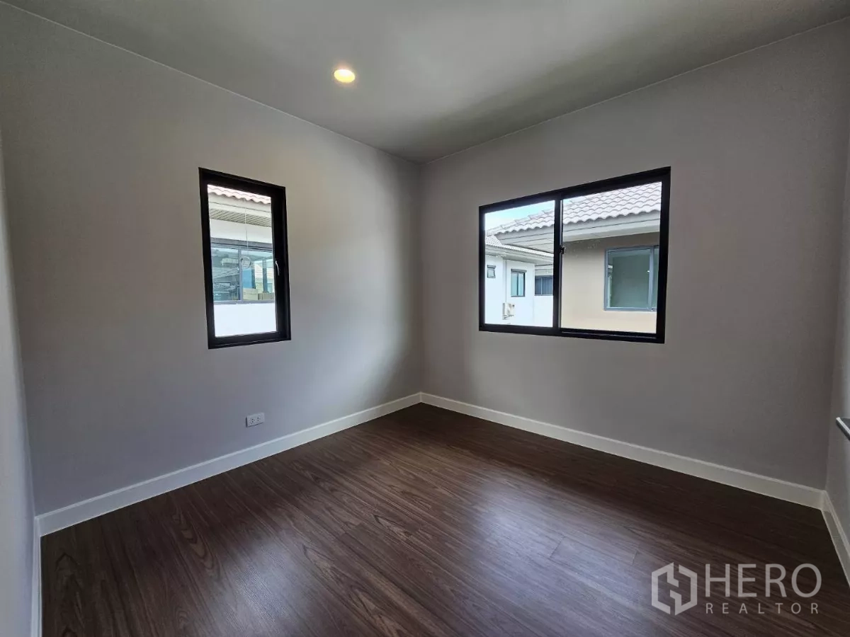 บ้าน ขายในLam Luk Ka, Pathum Thani - ห้องนอนอบอุ่น มีหน้าต่างสองด้านและพื้นไม้