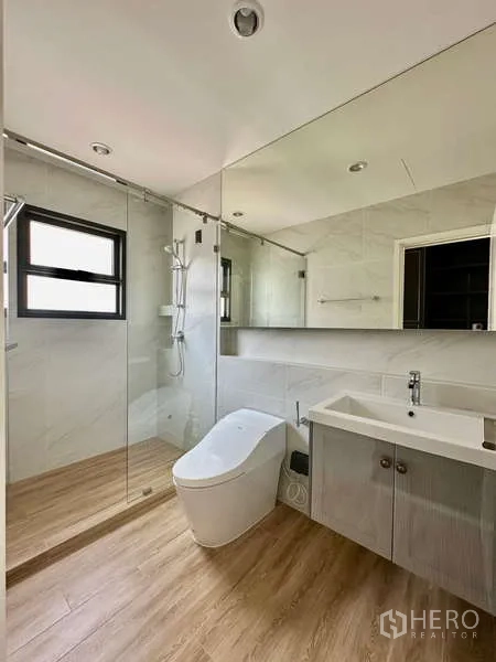 独立式住宅 出租在Bang Phli, Samut Prakan - 现代卫浴，玻璃淋浴间、整面镜柜与智能马桶。