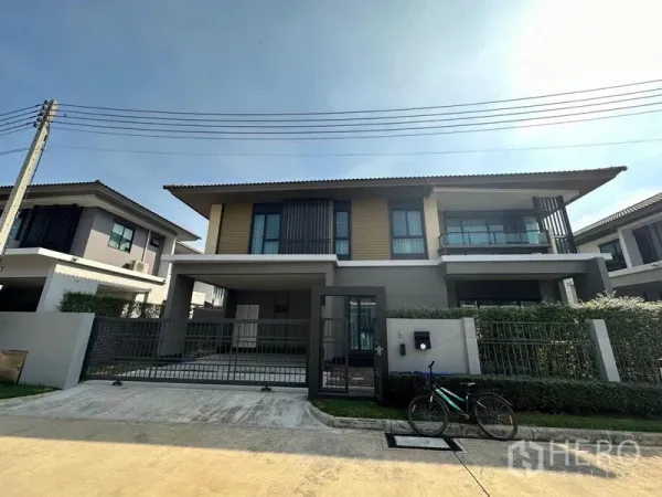 บ้าน ให้เช่าหรือขายในLam Luk Ka, Pathum Thani - มุมมองด้านหน้าบ้านเดี่ยวสองชั้นสมัยใหม่ พร้อมรั้วและโรงจอดรถภายในบ้าน