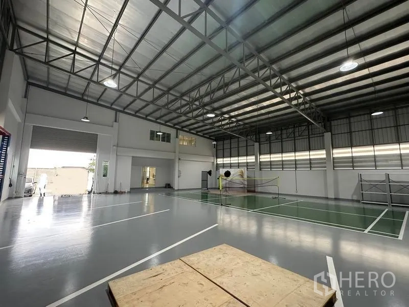 货栈 出售在Pathum Thani - 宽大的仓库装卸区，卷帘门与开阔地面，适合储存或生产。