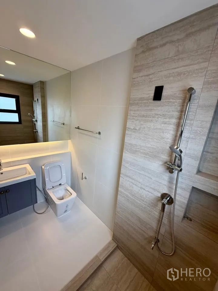 Detached House for rent in Don Mueang, Bangkok - Bathroom with separate shower area and handheld shower set.