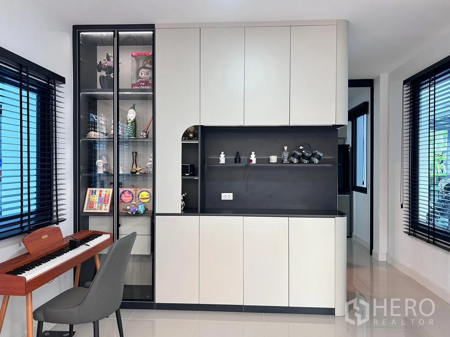 Semi-detached House for rent in Bang Phli, Samut Prakan - Multipurpose room with built-in display cabinet, shelves, and a compact keyboard.