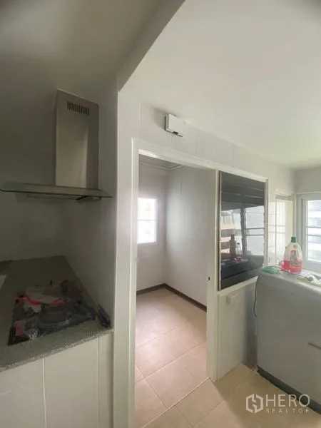 公寓 出租在Sathon, Bangkok - 厨房外的杂物/洗衣区，带玻璃门与窗户，采光通风好。