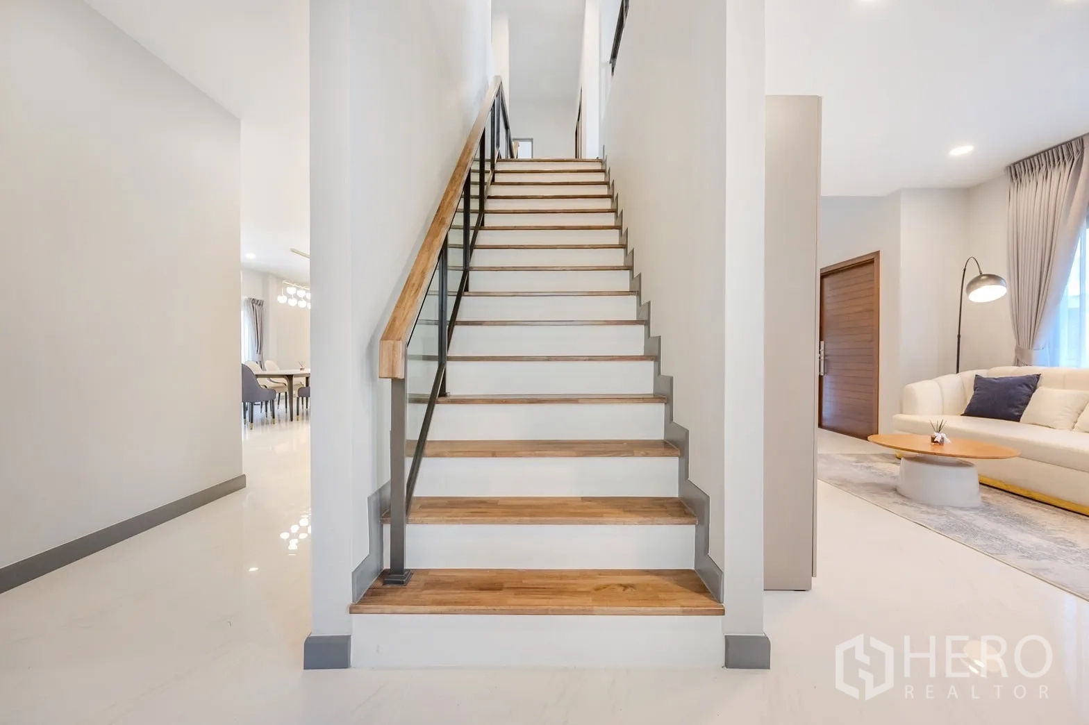 Detached House for rent in Bang Phli, Samut Prakan - Wood-tread staircase with glass railing leading to upper floor