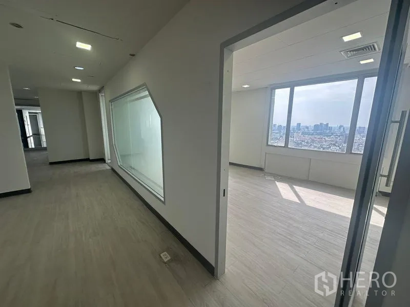 สำนักงาน ให้เช่า - โซนทำงานติดหน้าต่างสามบาน แสงธรรมชาติเต็มที่และวิวเมือง