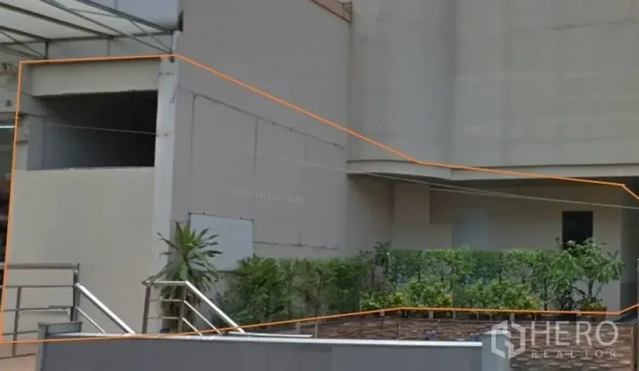 พื้นที่ขายปลีก ให้เช่าในKhlong Toei, Bangkok - ด้านหน้าอาคารร้านค้าชั้นล่างย่านคลองเตย มีชานระเบียงยกพื้น ต้นไม้ประดับ ราวสแตนเลส และผนึกอาคารสมัยใหม่.