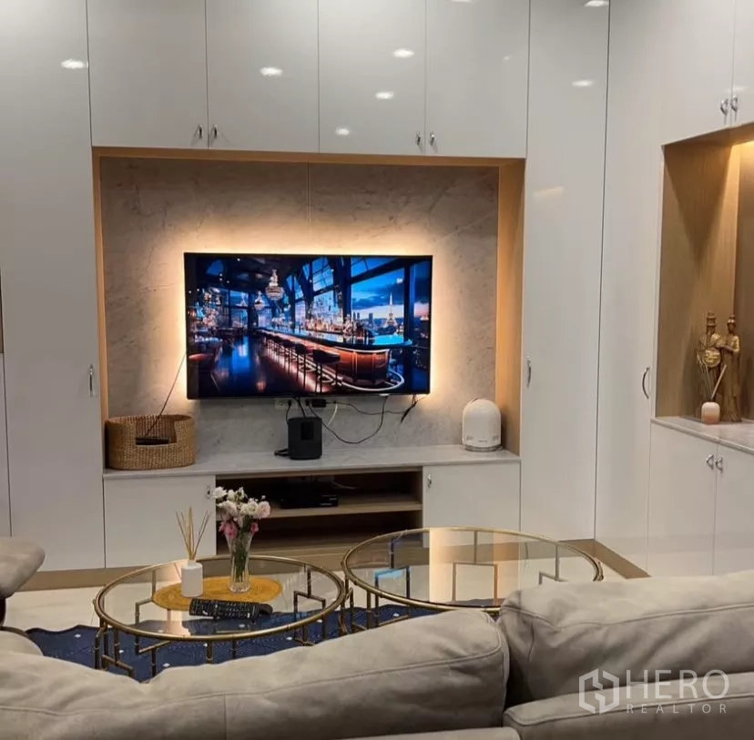 ทาวน์เฮาส์ ให้เช่าในYan Nawa, Bangkok - ผนังทีวีไฮไลต์ไฟซ่อนกรอบหินอ่อนกับโต๊ะกลางกระจก