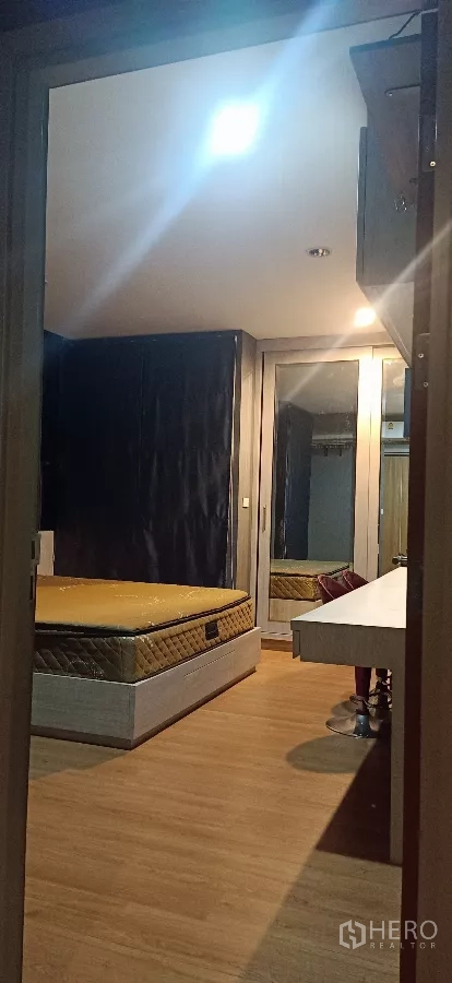 บ้าน ให้เช่าหรือขายในKhan Na Yao, Bangkok - มุมห้องนอนมองไปยังโต๊ะเครื่องแป้งและตู้เสื้อผ้าบิลท์อินบานกระจกเต็มตัว