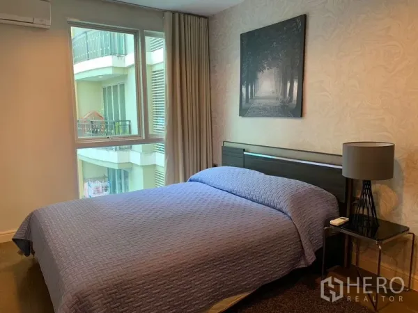 คอนโด ให้เช่าในKhlong Toei, Bangkok - ห้องนอนอบอุ่น เตียงคู่ โคมไฟหัวเตียง พร้อมหน้าต่างมองเห็นอาคารข้างเคียง