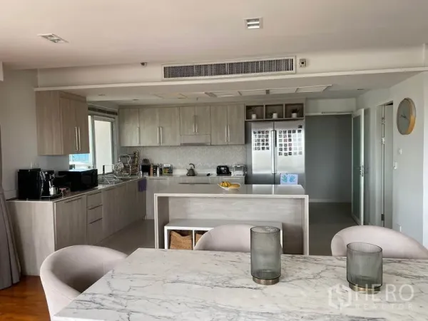 คอนโด ให้เช่าในSathon, Bangkok - มุมครัวรูปตัวแอลสไตล์โมเดิร์น มีไอแลนด์ ตู้เก็บของ และตู้เย็นสองประตู