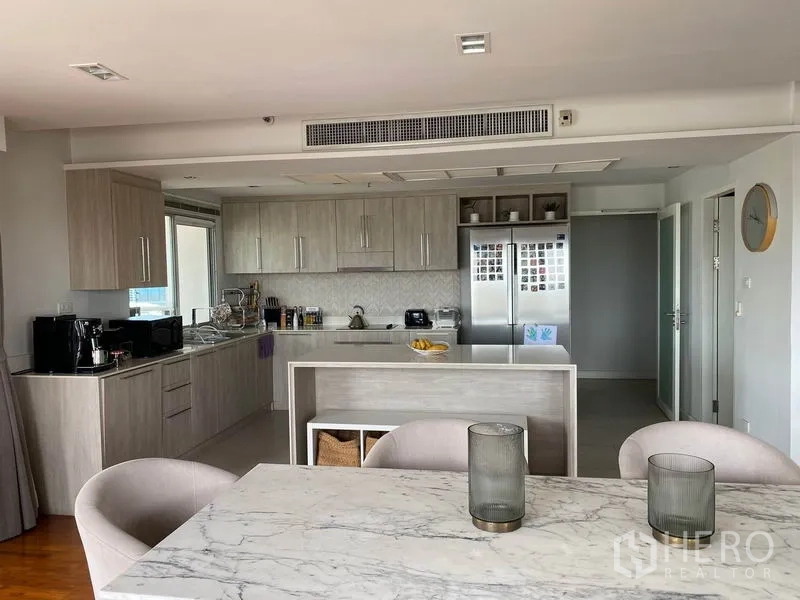 คอนโด ให้เช่าในSathon, Bangkok - มุมครัวรูปตัวแอลสไตล์โมเดิร์น มีไอแลนด์ ตู้เก็บของ และตู้เย็นสองประตู