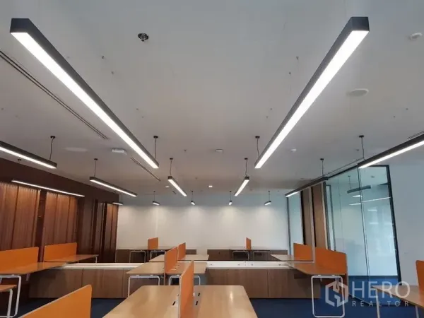 สำนักงาน ให้เช่าในHuai Khwang, Bangkok - ไฟเส้น LED บนฝ้าเพดานเหนือโต๊ะทำงานแบบร่วมงาน แต่งลายไม้และห้องประชุมผนังกระจก