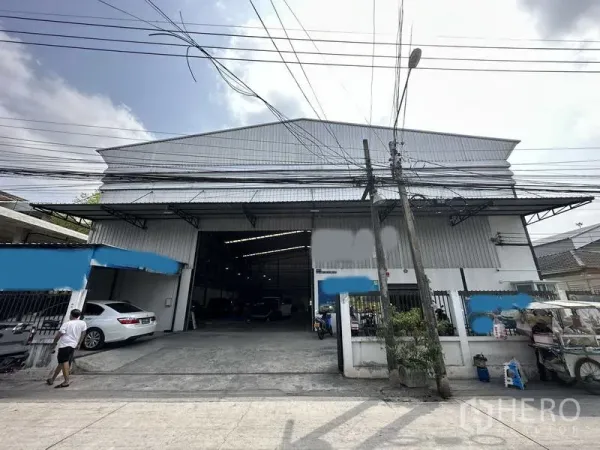 货栈 出租在Bang Khen, Bangkok - 金属板外墙的仓库正面，设有宽阔出入口和装卸坪。