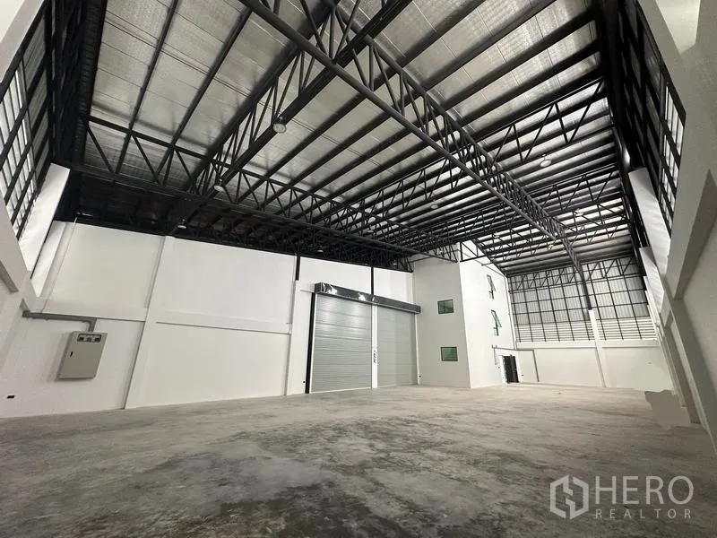 货栈 出售在Lam Luk Ka, Pathum Thani - 装卸区特写，电动卷帘门与钢屋架