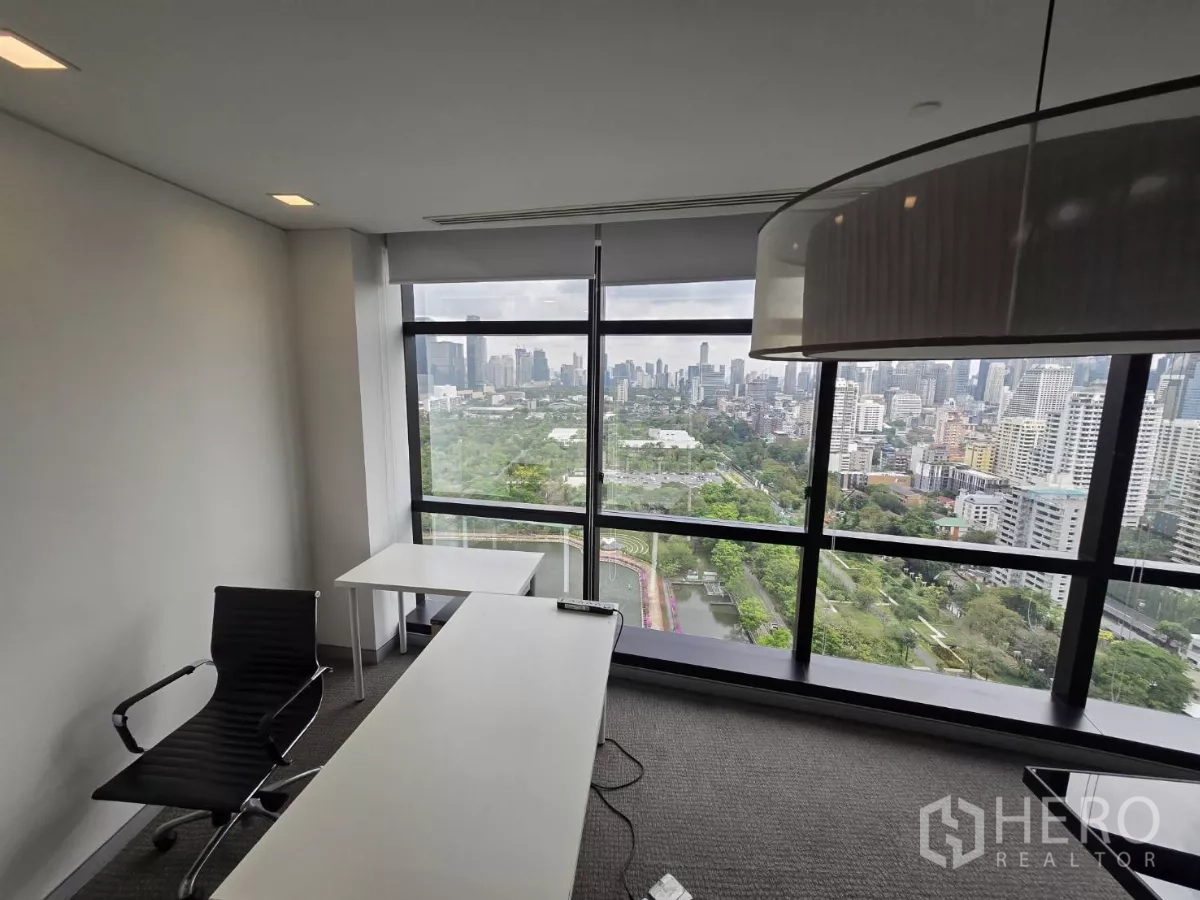 สำนักงาน ให้เช่าในWatthana, Bangkok - ห้องผู้บริหาร โต๊ะทำงาน หันสู่วิวเมืองและสวนกว้างไกล