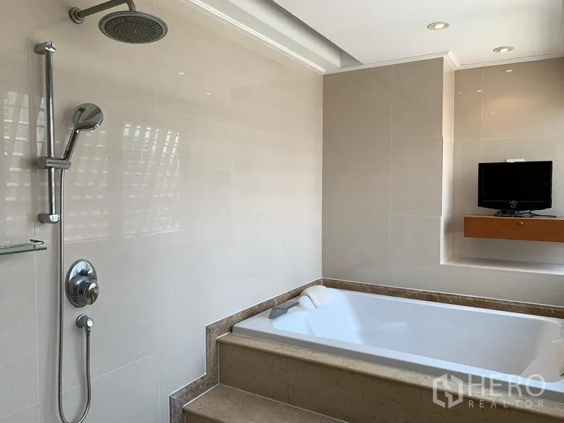 公寓 出售在Khlong Toei, Bangkok - 浴室台阶式浴缸、雨淋花洒和电视架