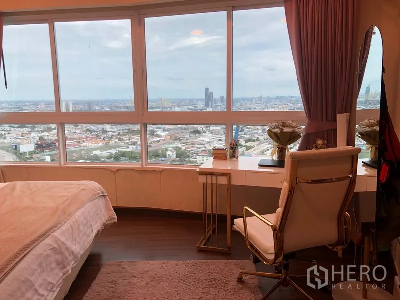 公寓 出售在Yan Nawa, Bangkok - 卧室学习角，书桌临落地窗，城市全景尽收眼底。