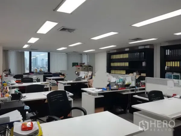 สำนักงาน ขายในKhlong Toei, Bangkok - ออฟฟิศแปลนเปิด โต๊ะทำงาน ไฟฝ้า และหน้าต่างวิวเมือง ย่านเอกมัย กรุงเทพ