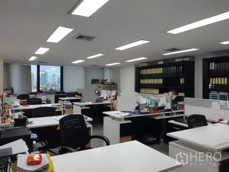 สำนักงาน ขายในKhlong Toei, Bangkok - ออฟฟิศแปลนเปิด โต๊ะทำงาน ไฟฝ้า และหน้าต่างวิวเมือง ย่านเอกมัย กรุงเทพ
