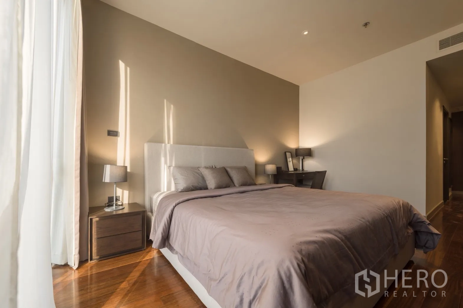 คอนโด for rent in Khlong Toei, Bangkok - ห้องนอนพร้อมหัวเตียงบุผ้า โคมไฟหัวเตียง และโต๊ะทำงาน