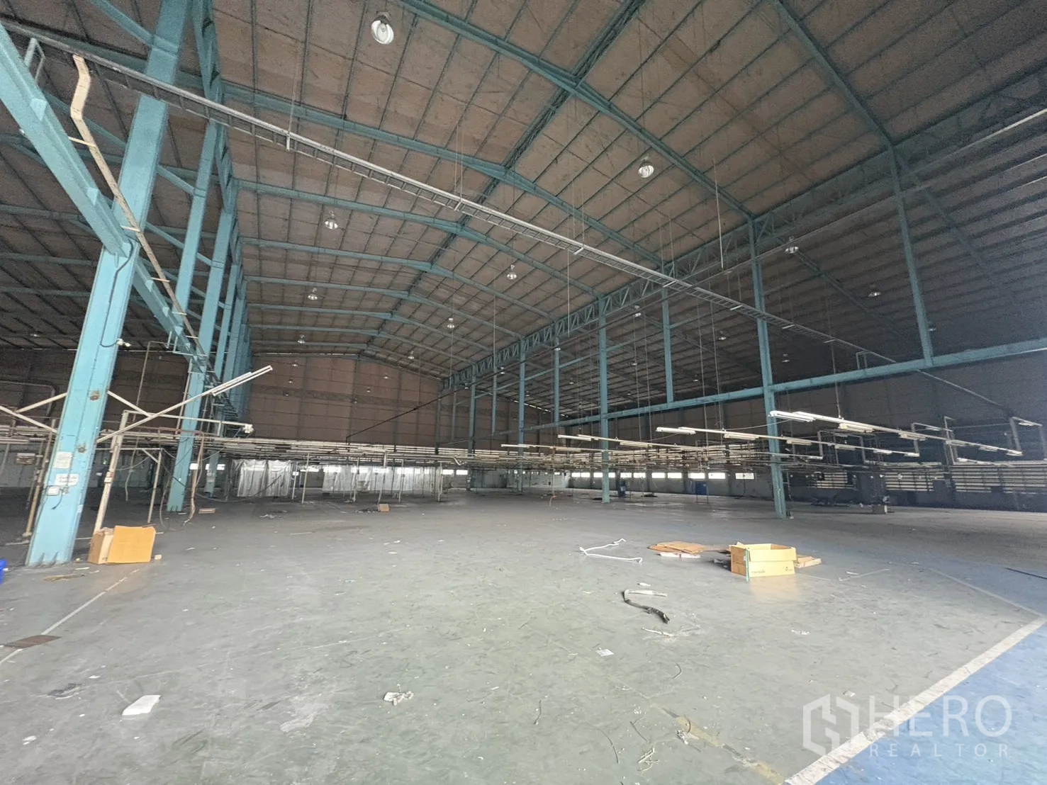 โรงงาน ให้เช่าในKhlong Toei, Bangkok - อ่าวโกดังขนาดใหญ่โล่งพร้อมรางลำเลียงแขวนยาว