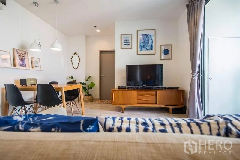 คอนโด ให้เช่าในPhra Khanong, Bangkok - ห้องนั่งเล่นแปลนเปิดกับตู้ทีวีสไตล์วินเทจและชุดอาหาร