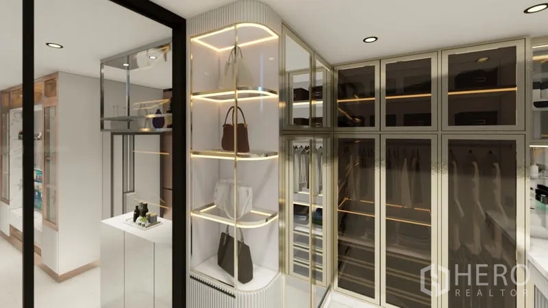 公寓 出租在Sathon, Bangkok - 步入式衣帽间一隅，弧形发光货架与通顶衣柜。