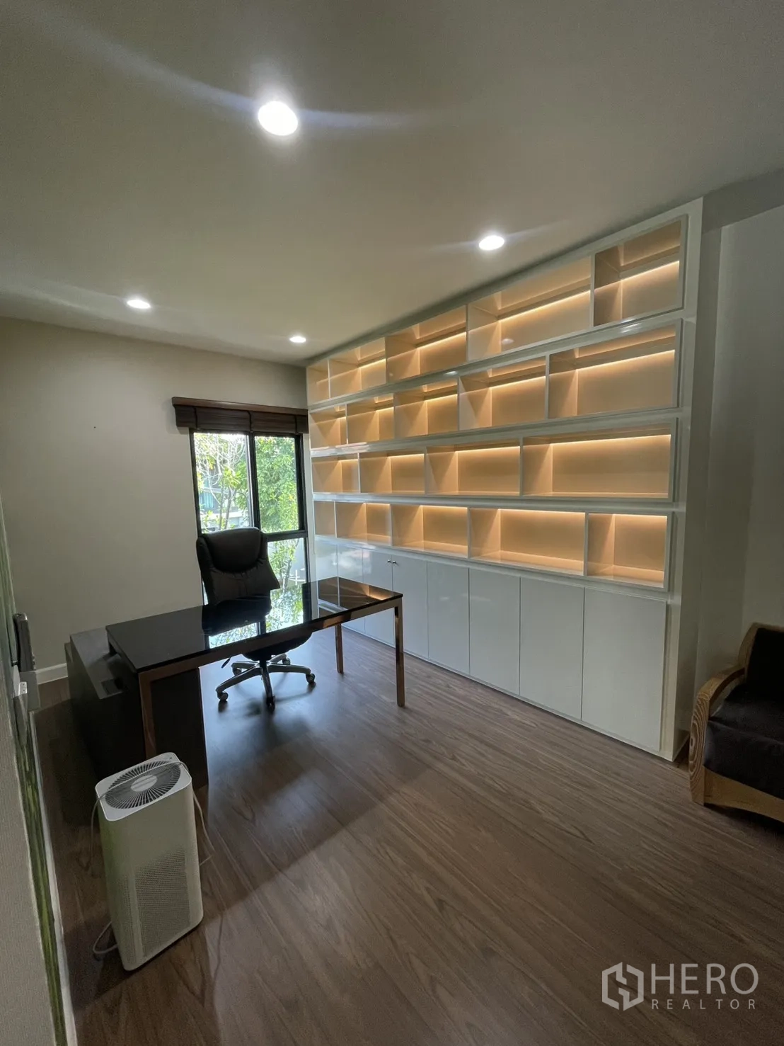 บ้าน ให้เช่าหรือขายในLam Luk Ka, Pathum Thani - ห้องทำงานพร้อมชั้นวางบิลท์อินแบบมีไฟยาวเต็มผนัง โต๊ะทำงาน และหน้าต่างมองเห็นสวน