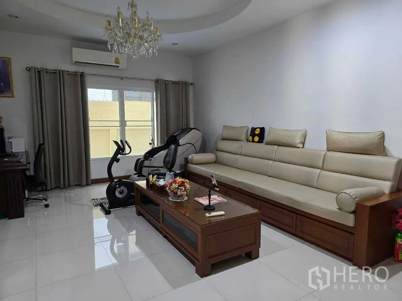 ที่ดิน ขาย - ห้องนั่งเล่นสว่าง โซฟายาว โคมระย้า และอุปกรณ์ออกกำลังกาย