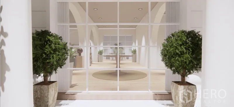 บ้าน ให้เช่าในKhlong Toei, Bangkok - ทางเข้ากระจกพร้อมไม้ประดับ นำสู่พื้นที่นั่งเล่นโปร่งโล่งและช่องโค้ง