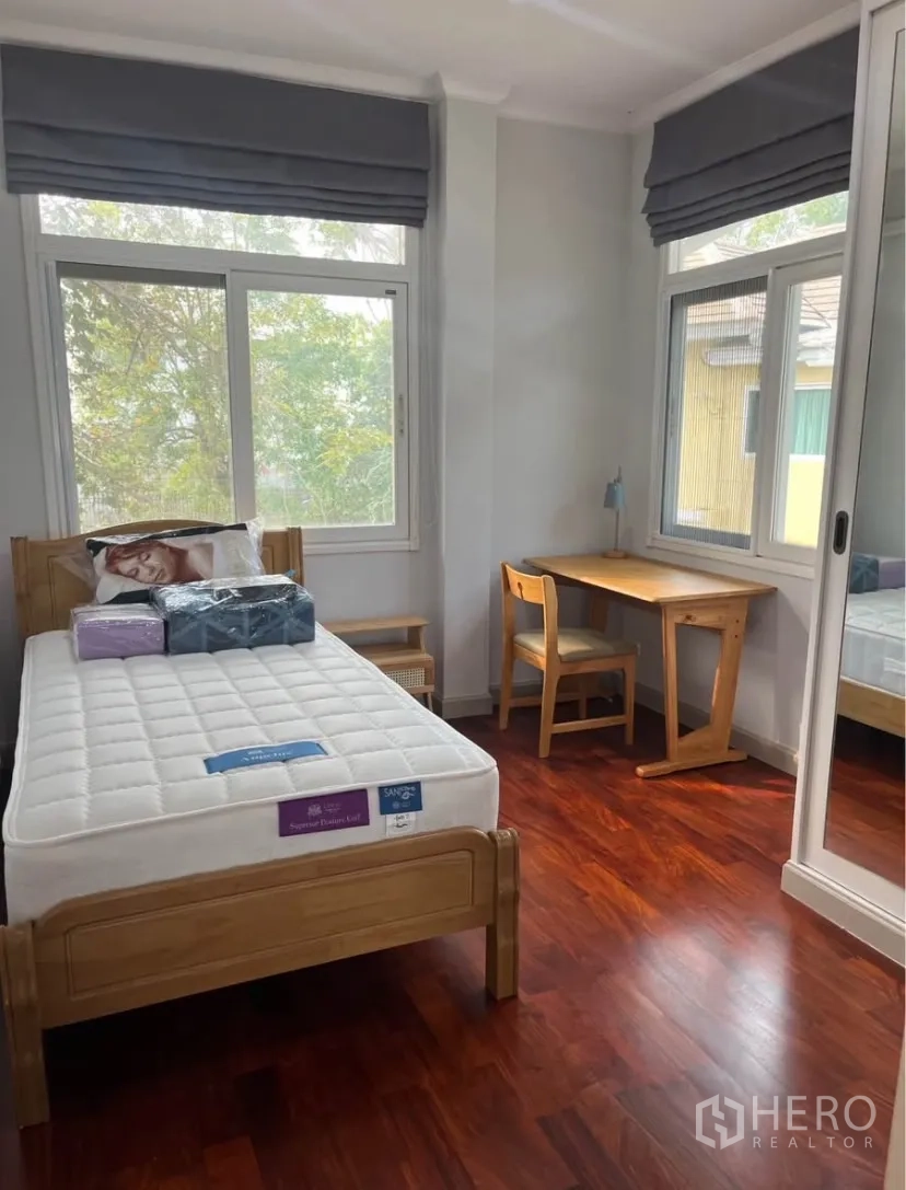 独立式住宅 出租或出售在Lat Phrao, Bangkok - 次卧设单人床、学习桌和大窗。