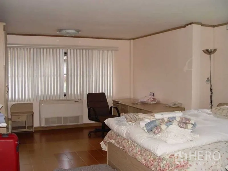 Detached House for rent in Bang Kapi, Bangkok - Two-storey detached house facade with gated carport and tiled roof.