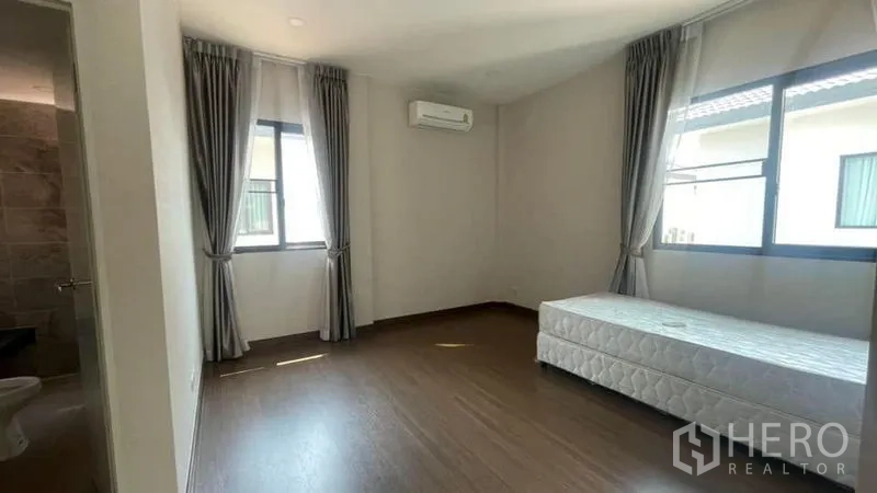 บ้าน ให้เช่าหรือขายในPrawet, Bangkok - ทางเข้าพร้อมทางเดินแผ่นหิน ประตูไม้คู่ และไฟส่องสว่างยามค่ำ