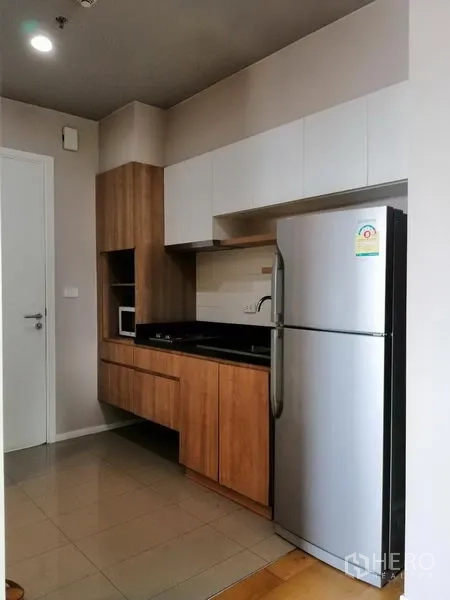 คอนโด ให้เช่าในWatthana, Bangkok - ครัวบิลท์อินตู้ไม้ เคาน์เตอร์หินสีดำ และตู้เย็นสแตนเลส