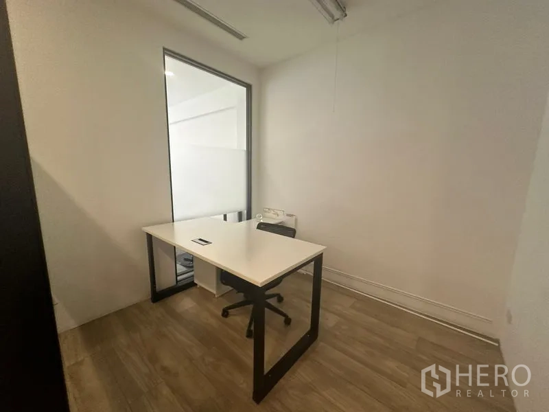 สำนักงานที่บ้าน ให้เช่าในBang Na, Bangkok - ห้องทำงานเล็ก โต๊ะและเก้าอี้ ติดฉากกั้นกระจกฝ้า