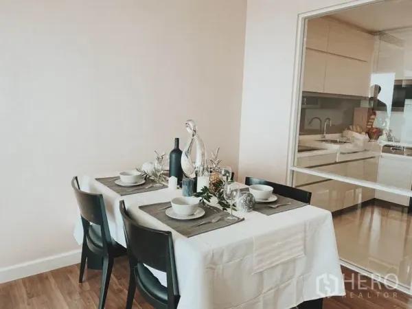 คอนโด ให้เช่าในThon Buri, Bangkok - พื้นที่รับประทานอาหารสำหรับสี่ที่นั่ง ติดกระจกกั้นเชื่อมครัวสมัยใหม่