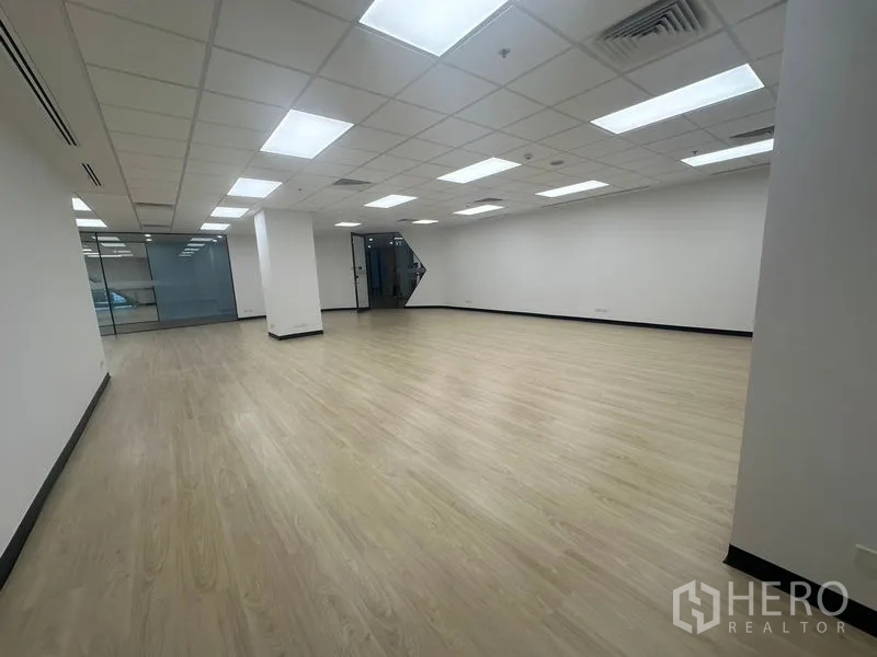 สำนักงาน ให้เช่าในChatuchak, Bangkok - ห้องสำนักงานขนาดใหญ่ พื้นลามิเนตลายไม้ เพดานแขวน และเสารับน้ำหนัก