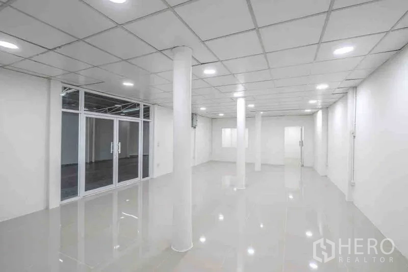 独立商业地产 出租或出售在Bang Na, Bangkok - 大开间大厅，格栅吊顶、圆柱与玻璃推拉门