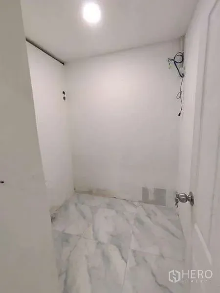 零售空间 出租在Din Daeng, Bangkok - 后部小房，白墙与亮面地砖，带门，待装修。