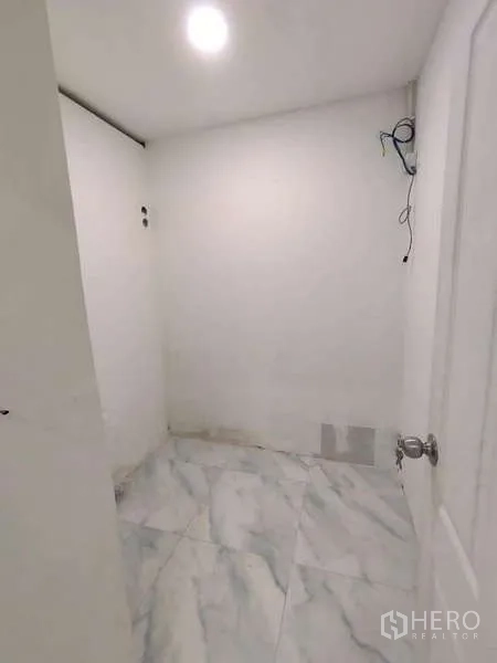 零售空间 出租在Din Daeng, Bangkok - 后部小房，白墙与亮面地砖，带门，待装修。