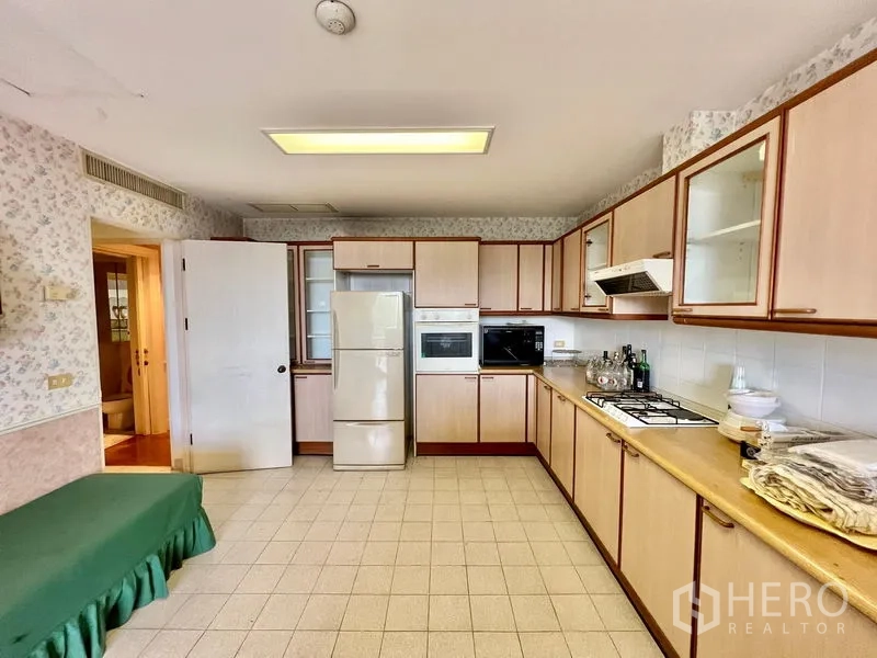 คอนโด ขายในPak Kret, Nonthaburi - ห้องครัวขนาดใหญ่ ตู้เก็บของรอบด้าน เตาอบบิ้วท์อิน เตาและตู้เย็น