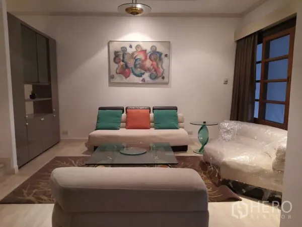 ทาวน์เฮาส์ ให้เช่าในKhlong Toei, Bangkok - มุมห้องนั่งเล่นมีโซฟา ตู้บิลท์อิน ไฟดาวน์ไลท์ และโต๊ะกระจก