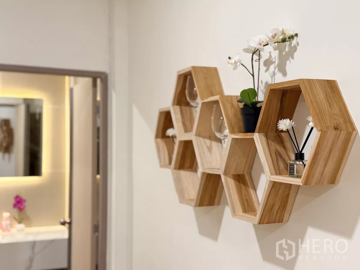 店屋 出租在Ratchathewi, Bangkok - 蜂巢状木质壁架，摆放兰花与装饰品。