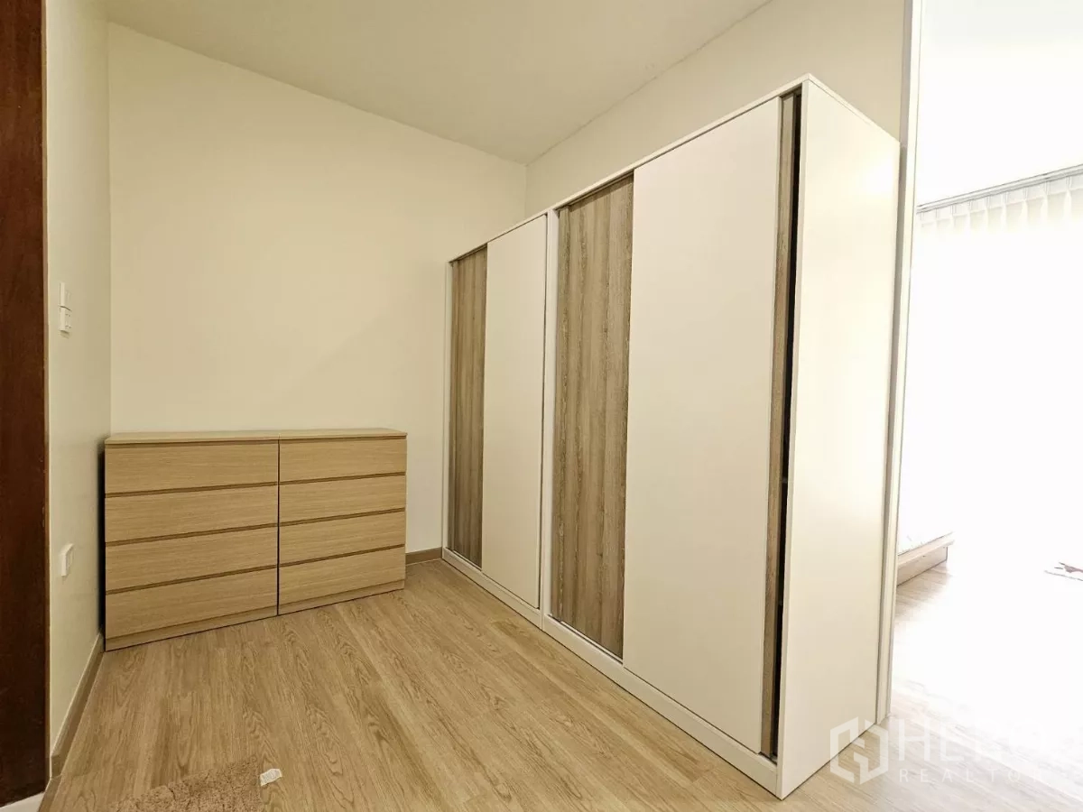 联排别墅 出售在Lat Phrao, Bangkok - 衣帽区，简洁衣柜与抽屉柜