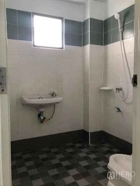 工厂 出租在Pak Kret, Nonthaburi - 卫生间带淋浴、洗手盆与瓷砖墙地面