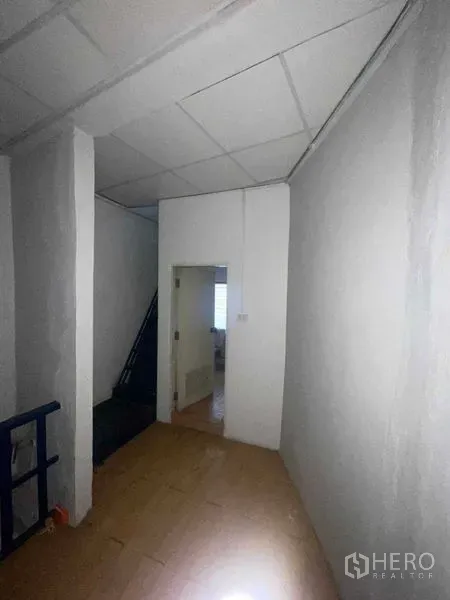 店屋 出租在Phra Nakhon, Bangkok - 白墙狭长走廊，通向房间与楼梯。