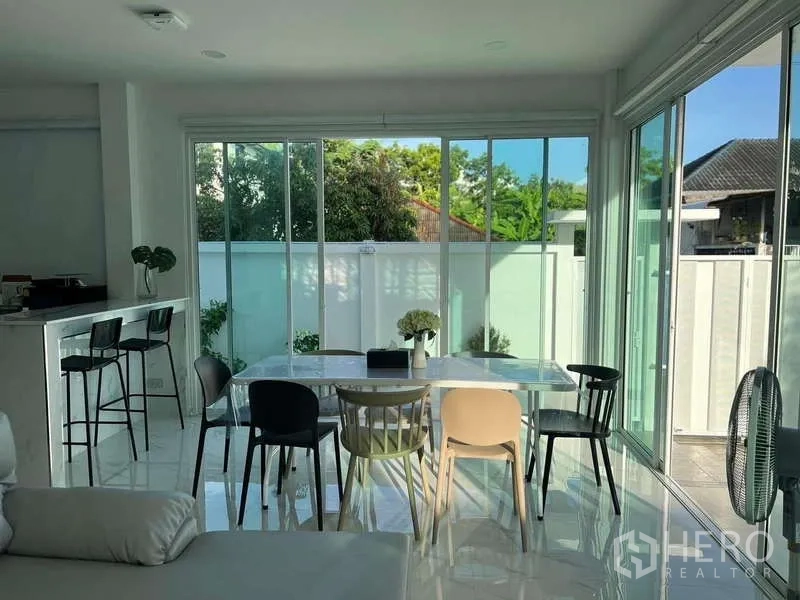 บ้าน ให้เช่าในLat Krabang, Bangkok - พื้นที่รับประทานอาหารริมหน้าต่างกระจกพาโนรามา ติดบาร์รับประทานอาหารเช้าและวิวสวน