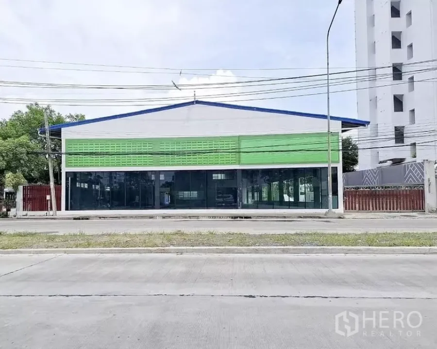 คลังสินค้า ให้เช่าในBang Kapi, Bangkok - โกดังหน้ากระจกสไตล์โชว์รูม ด้านหน้าอาคารสีเขียว ติดถนนใหญ่ย่านบางกะปิ กรุงเทพฯ