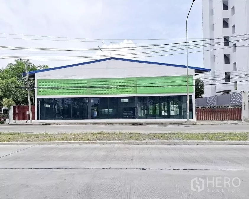 คลังสินค้า ให้เช่าในBang Kapi, Bangkok - โกดังหน้ากระจกสไตล์โชว์รูม ด้านหน้าอาคารสีเขียว ติดถนนใหญ่ย่านบางกะปิ กรุงเทพฯ
